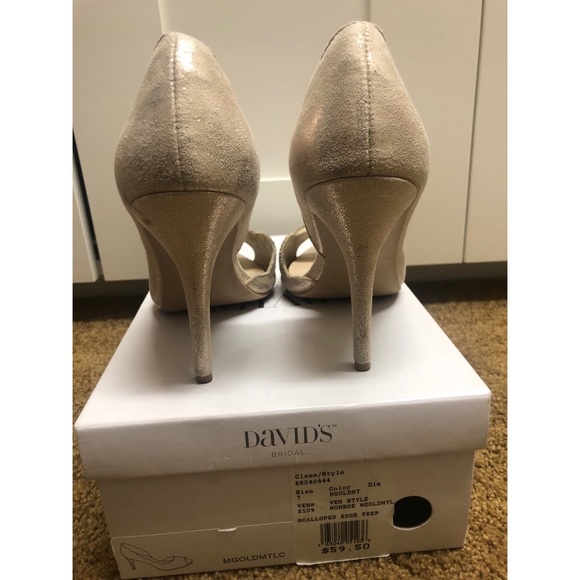Davids Bridal Gold/Champagne scallop High heels - Picture 3 of 8
